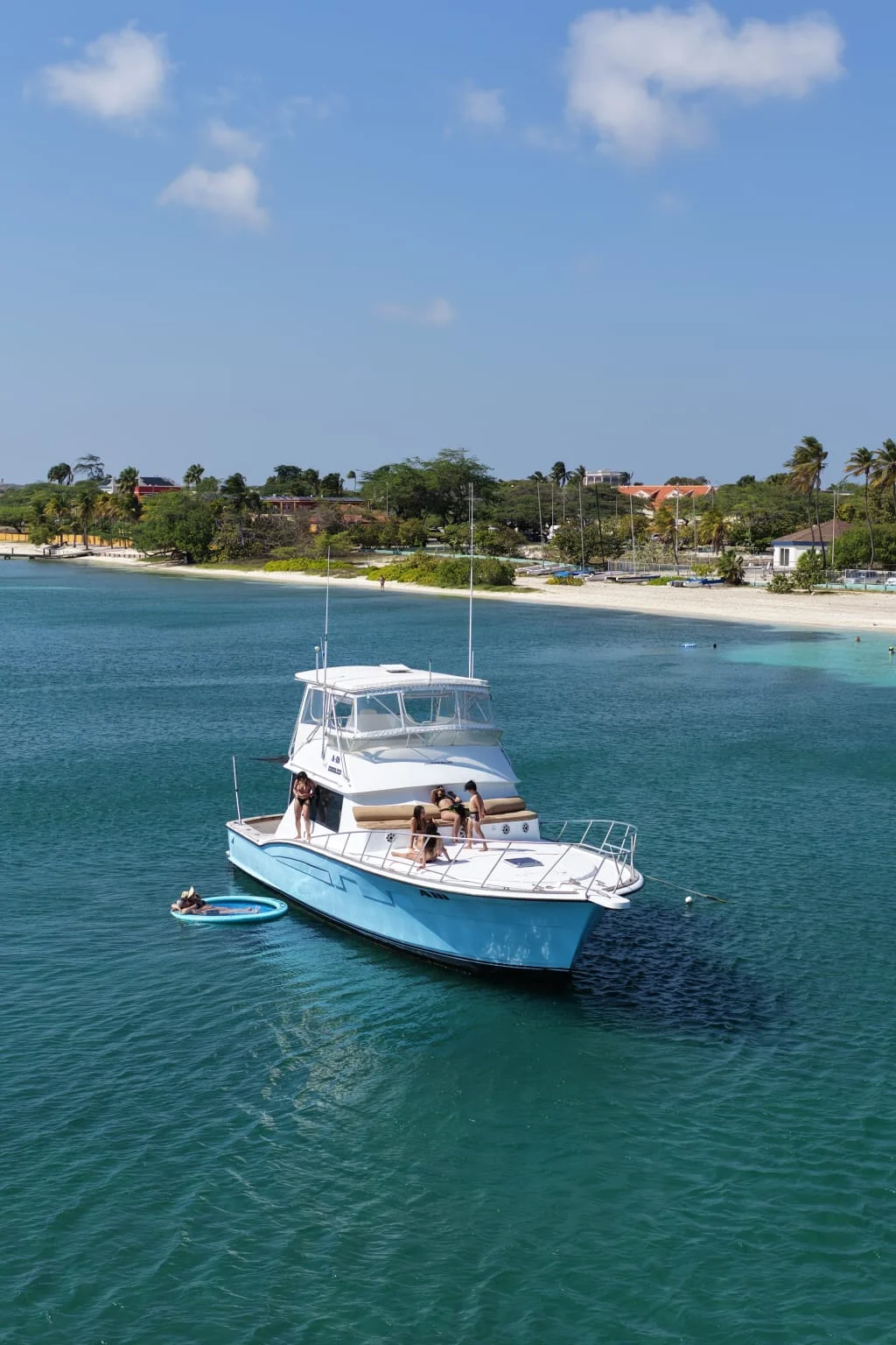 Romantic yacht getaway in Aruba — the yacht cruising along the coastline